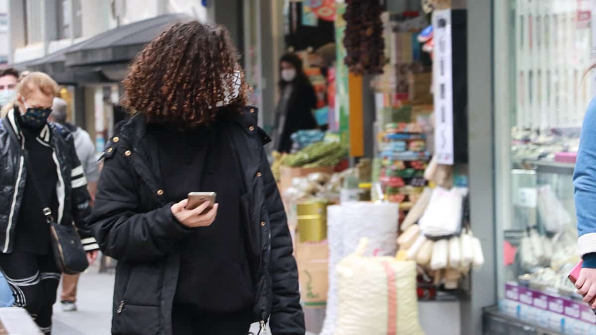 Pandemi sürecinde virüsün bulaşmasını engellemek amacıyla vatandaşlar evde kendini izole etti, iş hayatı eve taşındı, okullarda da uzaktan eğitime geçildi. Bu süreçte tablet, bilgisayar, telefon ve televizyon ekranı karşısında geçirilen süre de arttı.