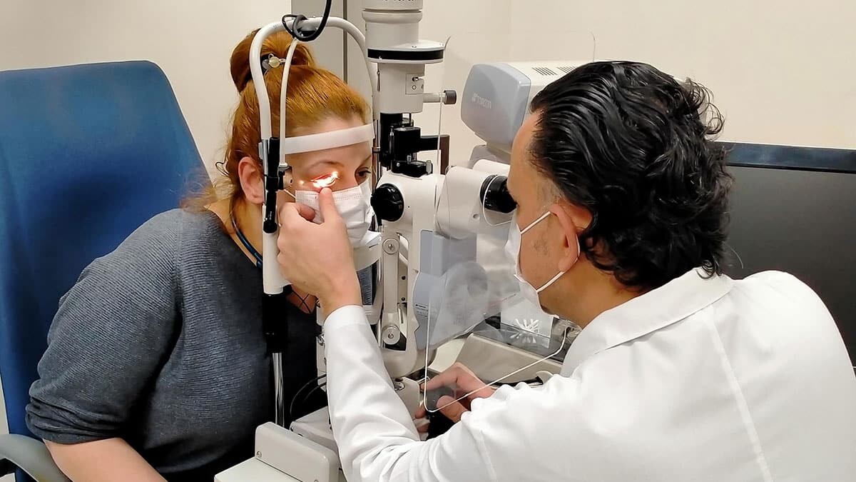 Özellikle gece karanlığında cep telefonuna bakmak insanın gözünü çok daha fazla yoran ve kurutan bir durum.