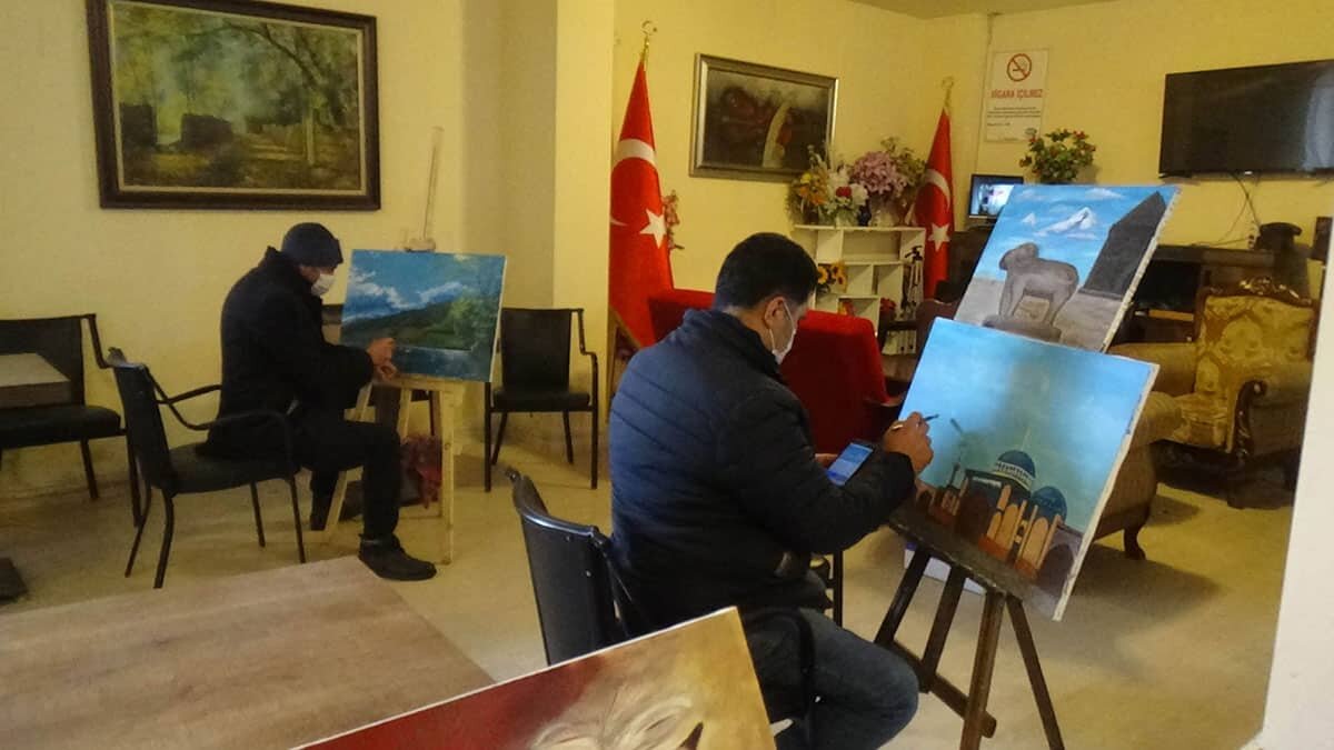 Pandemide kahvesini resim atölyesine dönüştürdü
