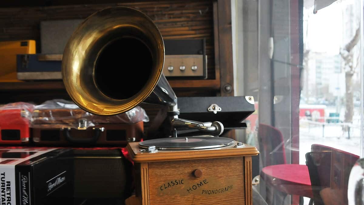 Konya'da 26 yıldır elektronik cihaz tamir eden Orhan Ereller (51), 8 yıldır da antika radyo, gramofon ve pikapların tamir ve restorasyonunu yapıyor.