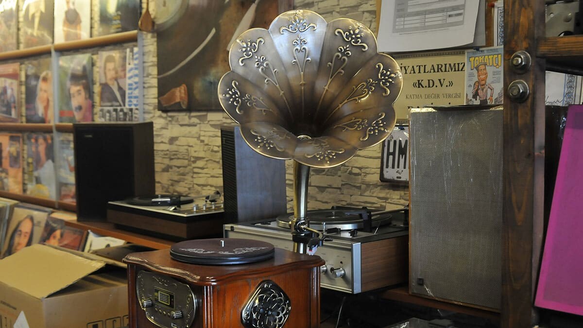 Gramofon ve pikapların tamirini yapıyor