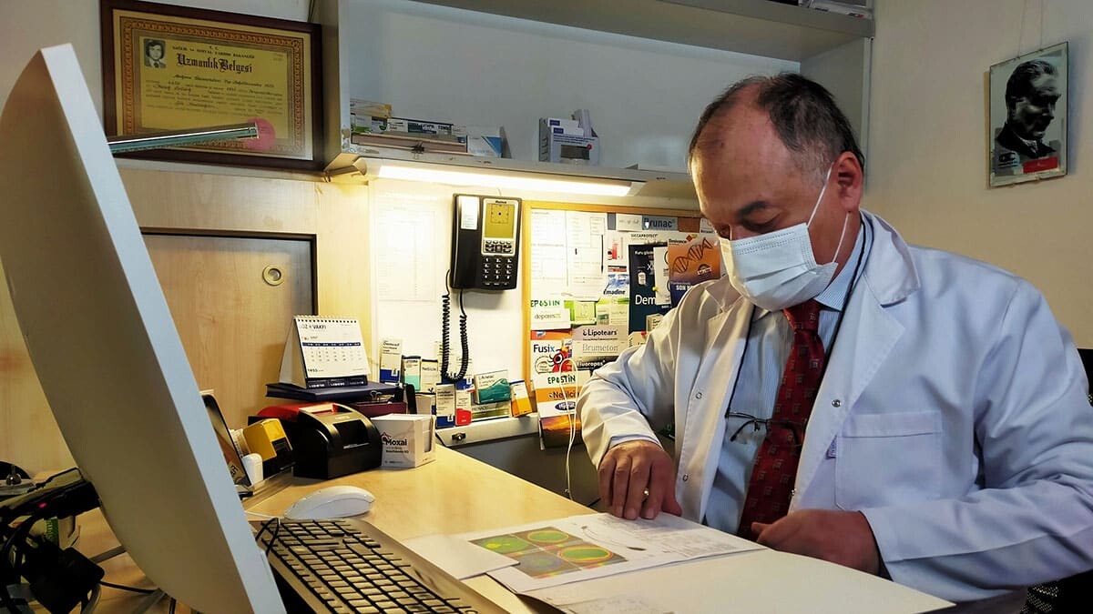 Bursa’da Prof. Dr. Haluk Ertürk, halk arasında göz tansiyonu olarak bilinen 'glokom'un tedavi edilmez ise görme kaybına neden olduğunu söyledi.