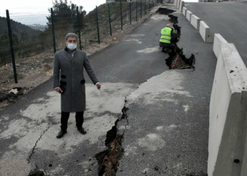 6 bin artçı deprem heyelanları tetikledi
