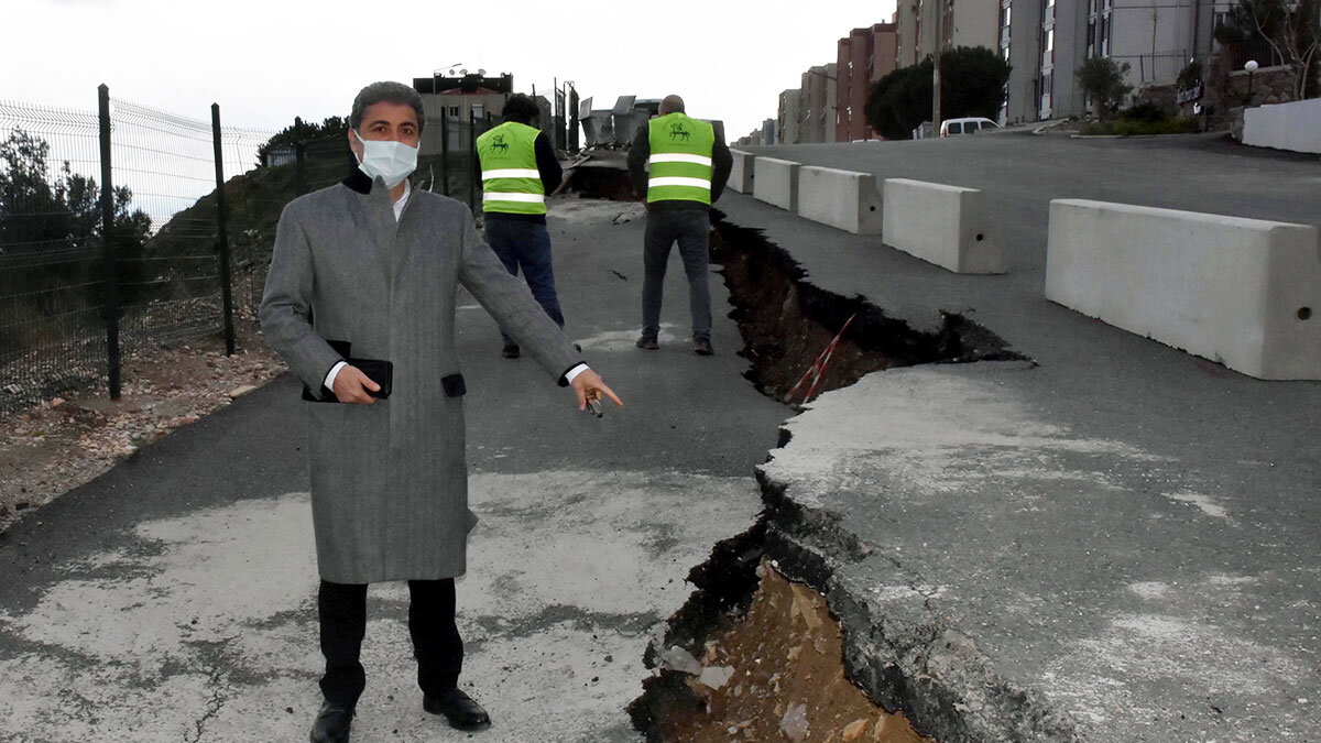 Sözbilir, 6.6 büyüklüğündeki ana şokun ardından gelen 6 bin artçı depremin İzmir'in farklı noktalarında heyelanları tetiklediğini söyledi.