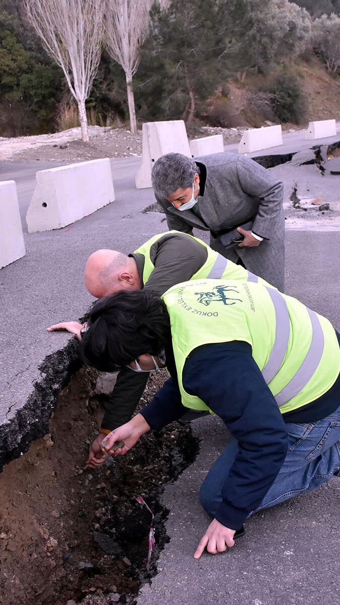 6 bin artçı deprem heyelanları tetikledi