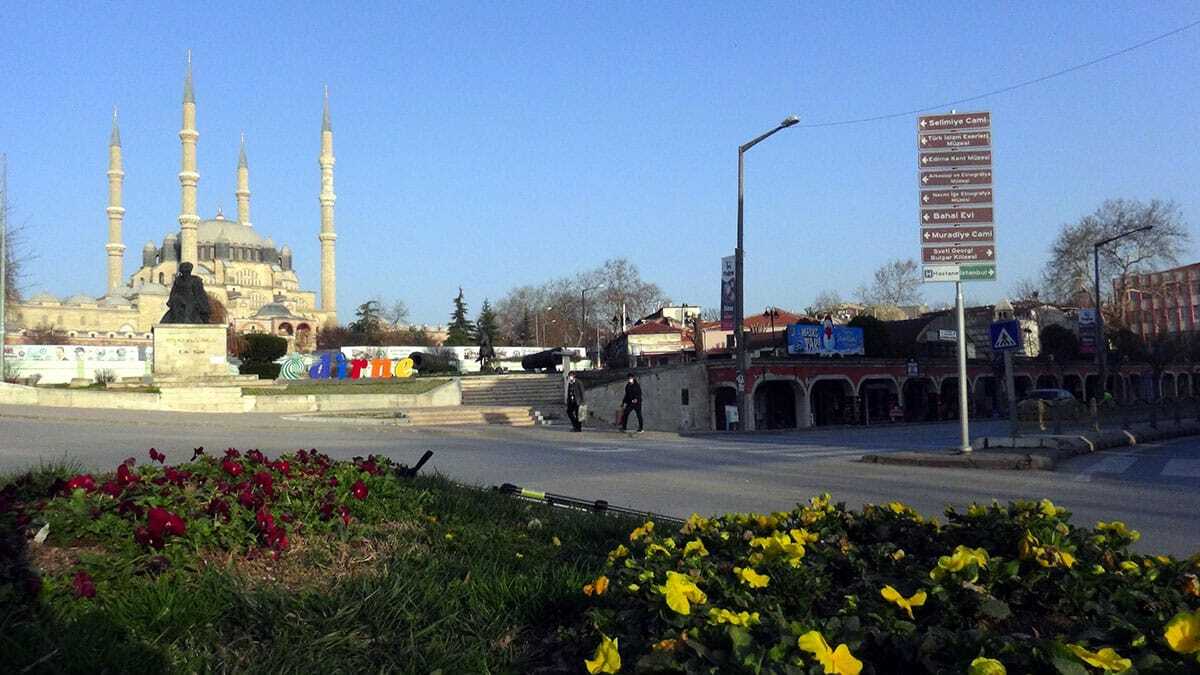 Tekirdağ Namık Kemal Üniversitesi Çorlu Mühendislik Fakültesi Dekanı Prof. Dr. Lokman Hakan Tecer, Orta Avrupa üzerinden Trakya'ya çöl tozlarının geldiğini belirtti.