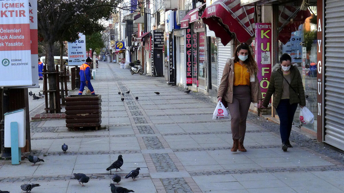 Tecer, "Trakya bölgesinde çöl tozları diye tanımladığımız partiküllerin bir girişini sezinleyebiliyoruz ölçüm istasyonlarının sonuçlarına göre. Son birkaç gün içerisinde bir miktar artışın olduğunu söyleyebiliriz" dedi.