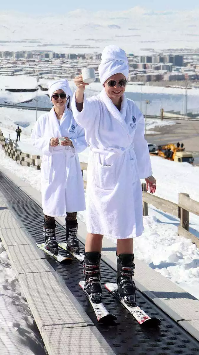 Kış turizminin gözde kayak merkezi palandöken'de bornozla kayıp, bikiniyle poz verdiler, 2 rus turist görenleri şaşırttı.