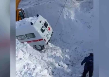 Ambulansın üzerine çığ düştü