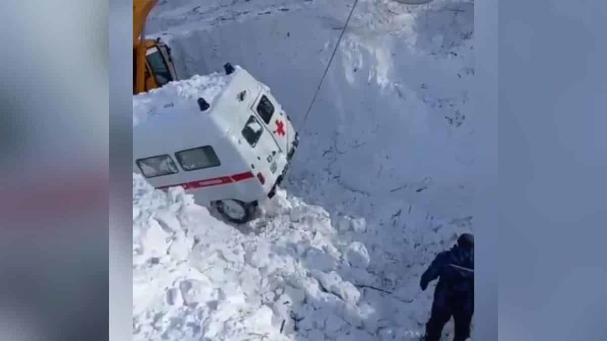 Ambulansın üzerine çığ düştü
