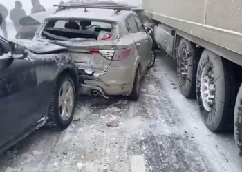 Rusya'da zincirleme kaza: 22 araç birbirine girdi