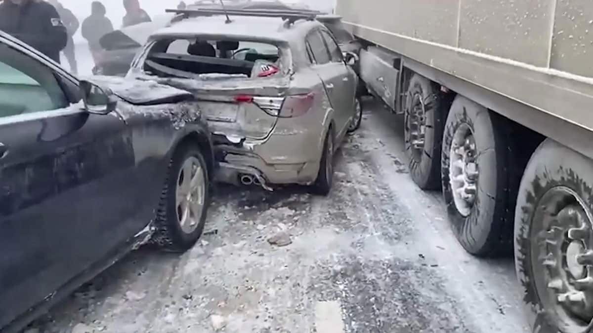 Rusya'da zincirleme kaza: 22 araç birbirine girdi