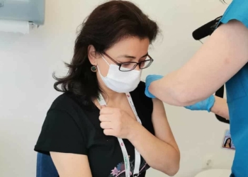 Koronavirüs salgını ile mücadele kapsamında sağlık çalışanlarına ikinci doz Covid-19 aşıları uygulanmaya başlandı.