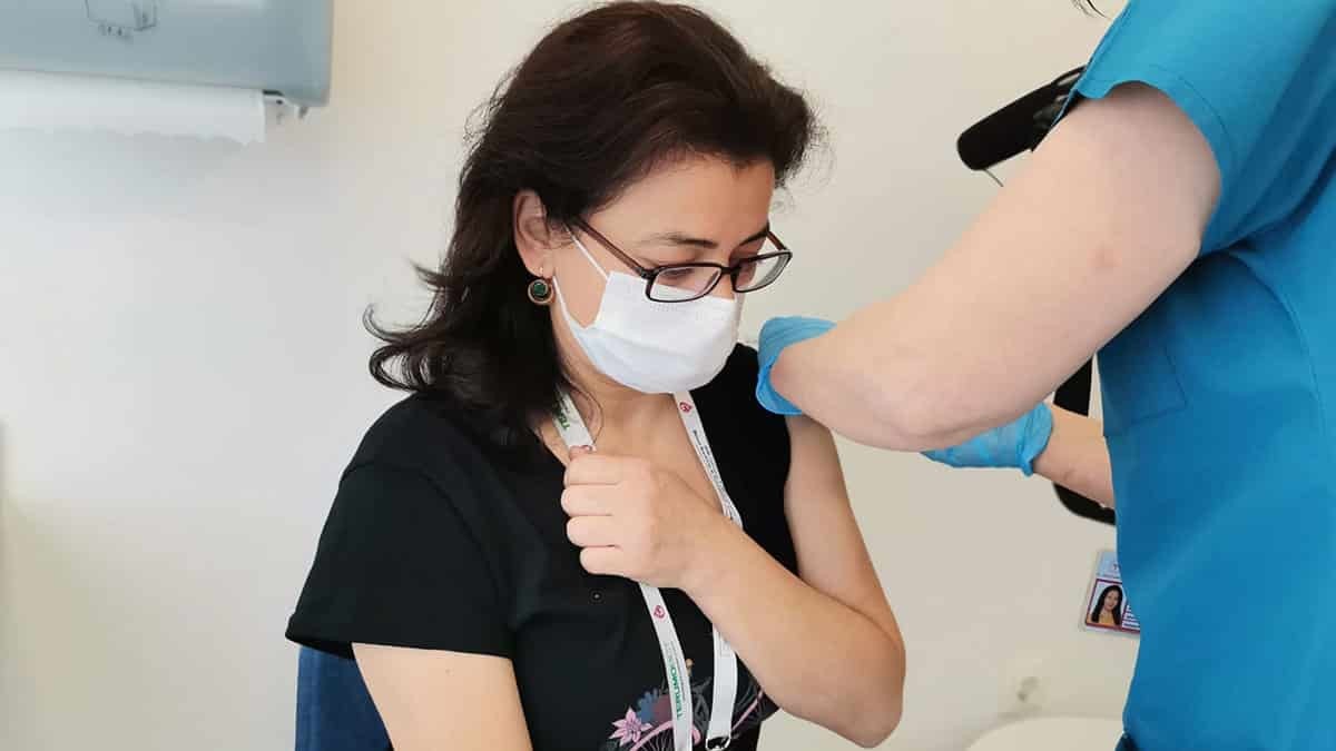 Koronavirüs salgını ile mücadele kapsamında sağlık çalışanlarına ikinci doz Covid-19 aşıları uygulanmaya başlandı.