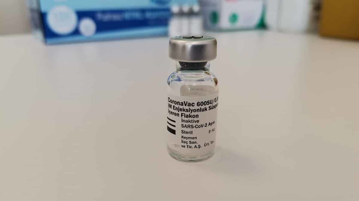 Koronavirüs salgını ile mücadele kapsamında sağlık çalışanlarına ikinci doz Covid-19 aşıları uygulanmaya başlandı.