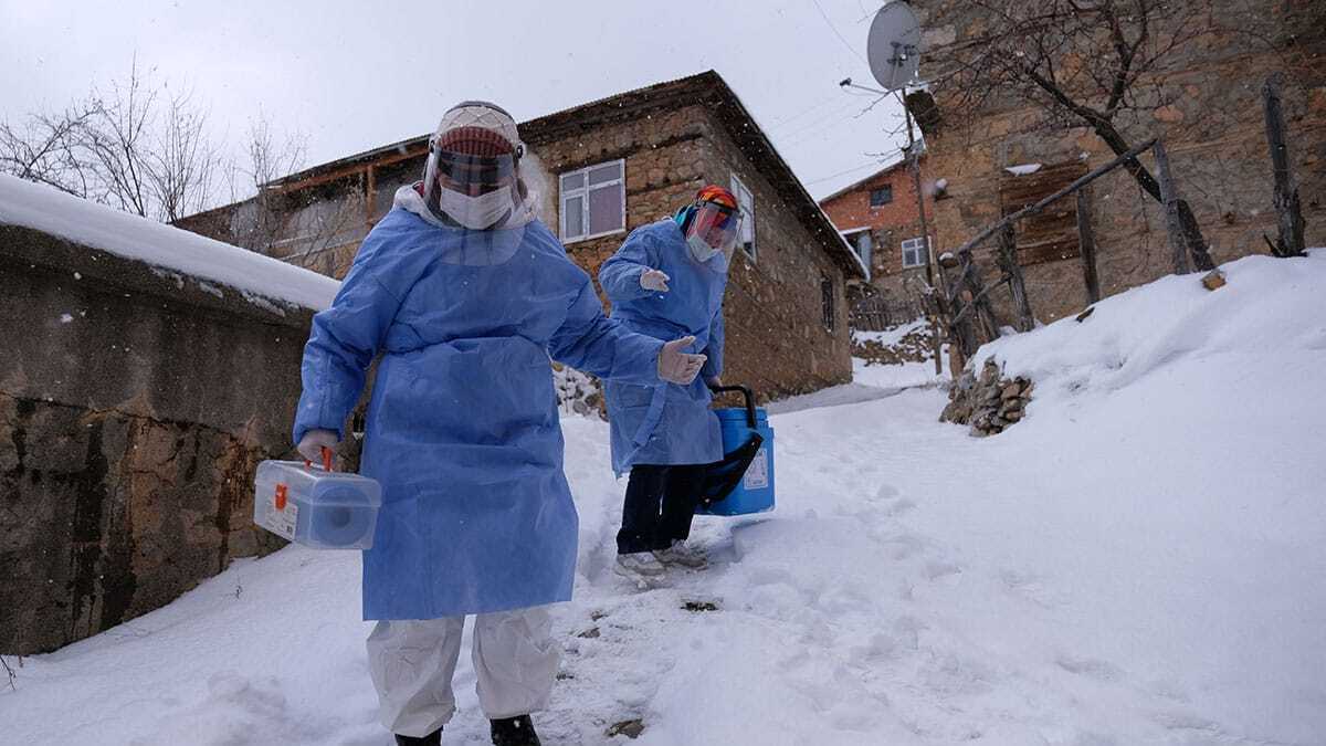 Karla kaplı Toros Dağı eteklerindeki zorlu aşı mesaisi