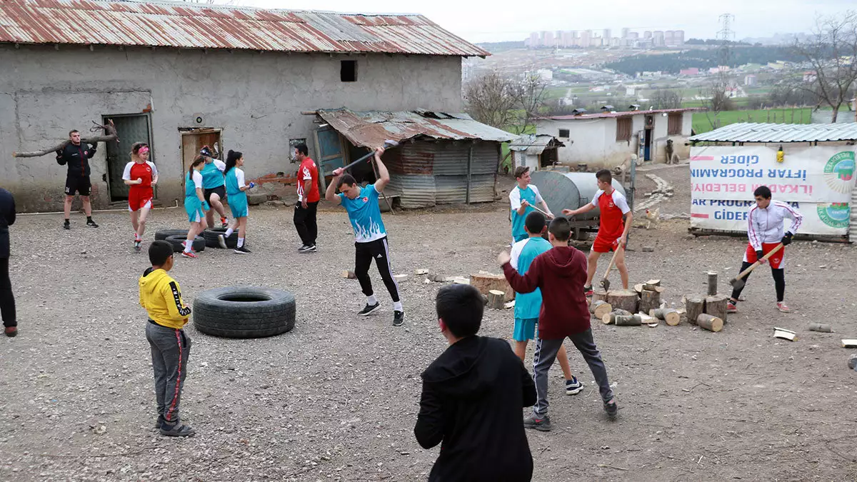Kırsal alanda bir grup genç boksörün sıra dışı antrenman programı gönülleri fethediyor. Yaşlıların kışlık odunlarını taşıyor, kırıyor, koşu yapıyor.