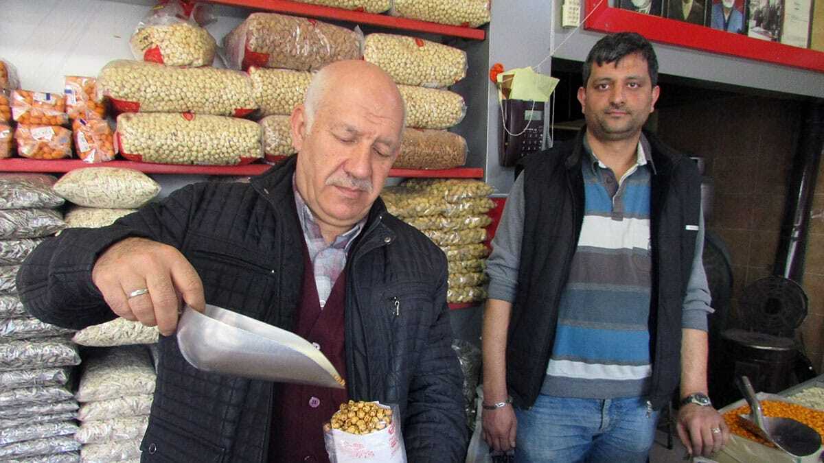 Leblebiciliği yaşatmaya çalışan Zafer Yeğen, işini 25 yıllık çırağı İsmail Şentürk'e öğretti. Şentürk, nohudun leblebiye dönüşme hikayesini anlattı.