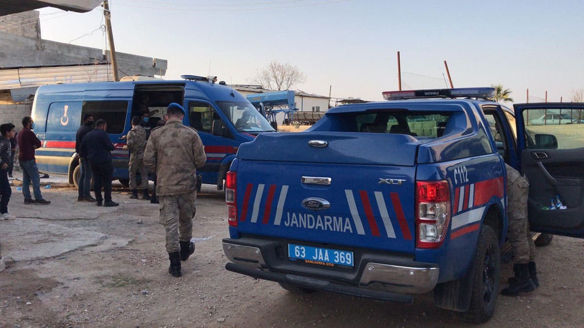 Tartıştığı eşini öldürüp intihar etti