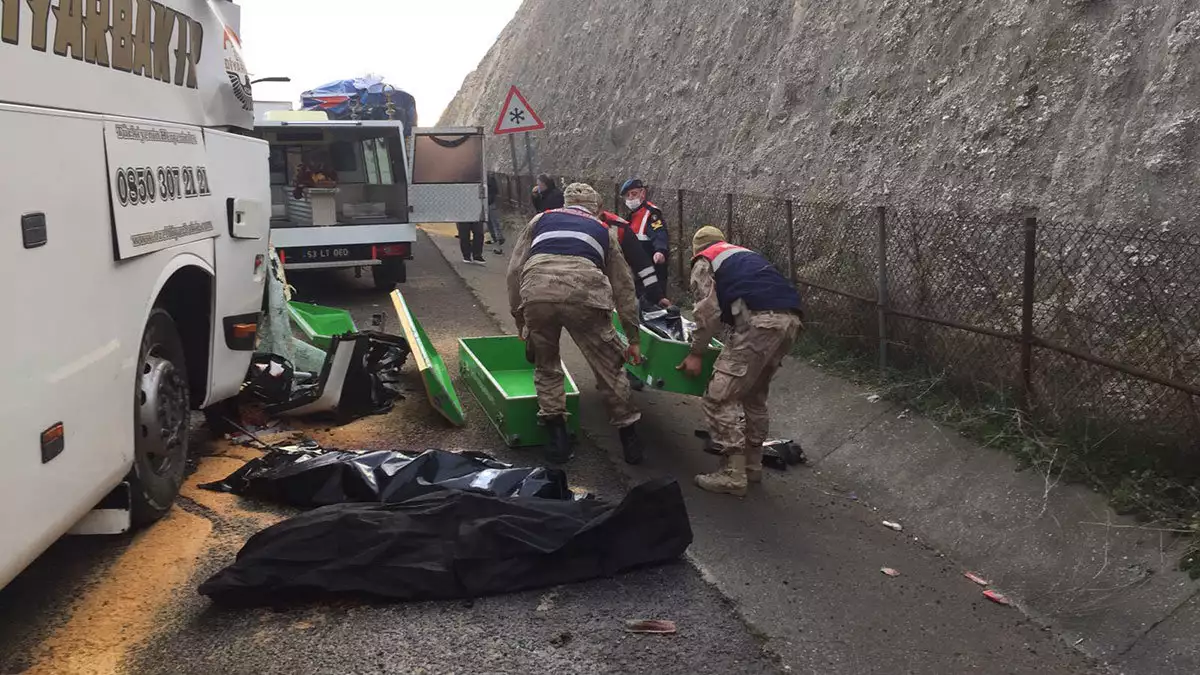 Şanlıurfa'da yolcu otobüsü kamyona arkadan çarptı: 3 ölü