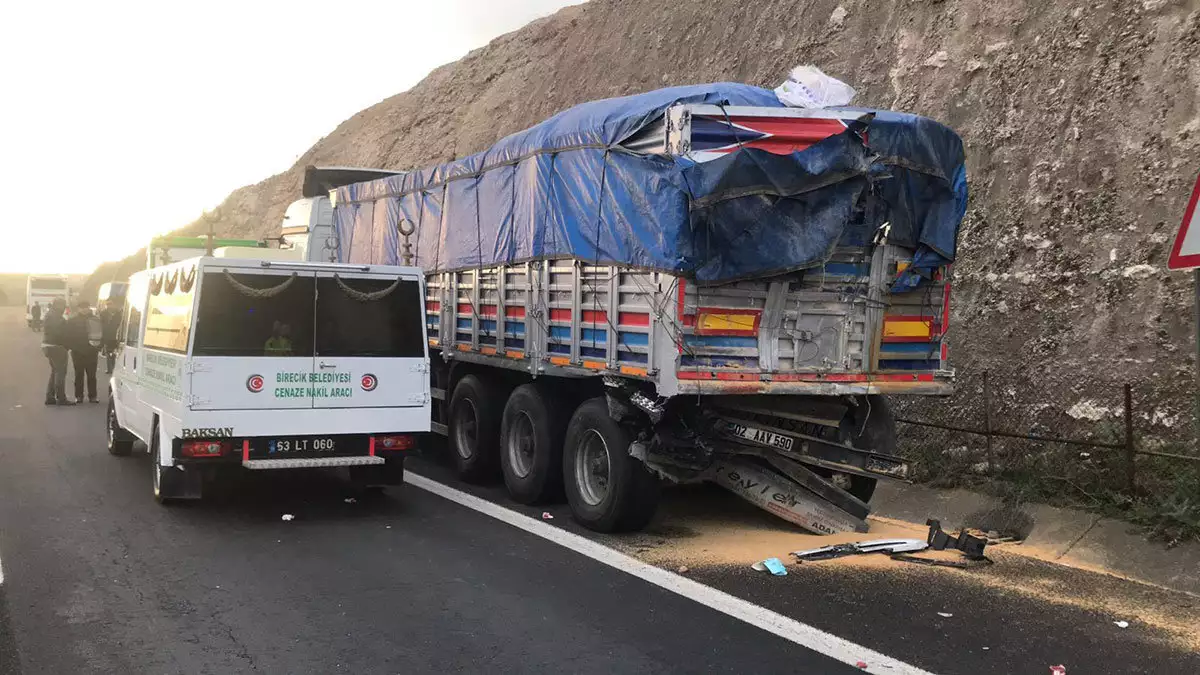 Şanlıurfa'da yolcu otobüsü kamyona arkadan çarptı: 3 ölü