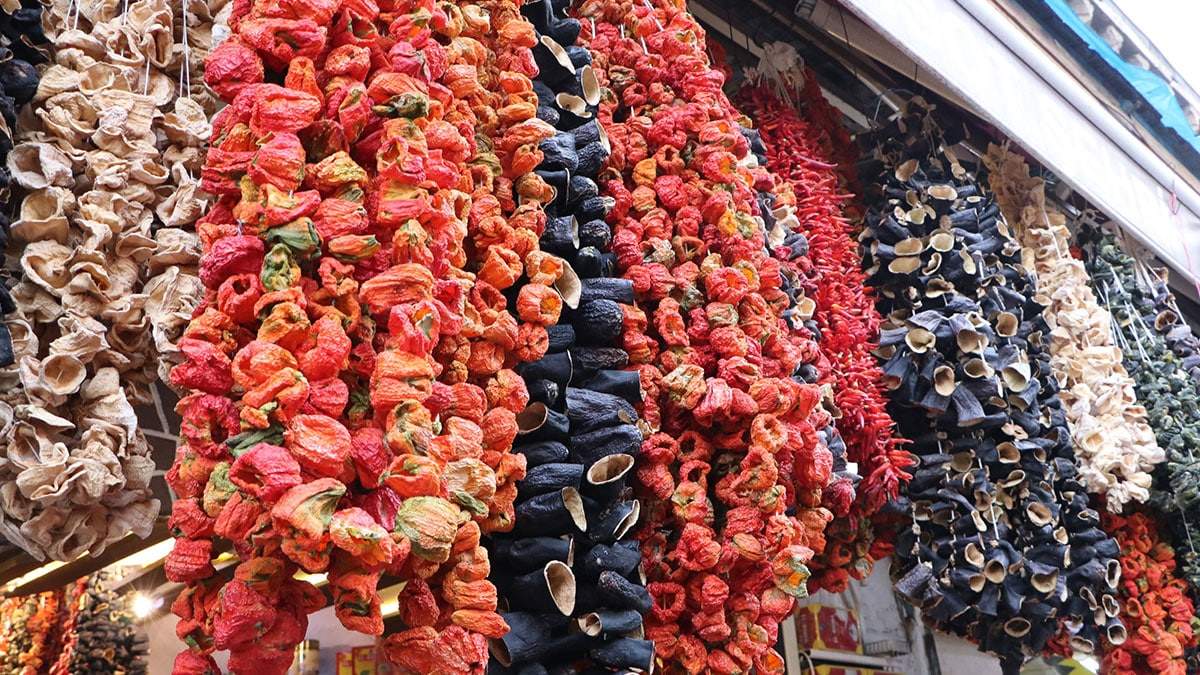 İsot koronavirüs sürecinde bağışıklığı güçlendirdiği açıklamalarıyla daha fazla talep görmeye başladı. Şanlıurfalı satıcılardan isotta hile uyarısı.