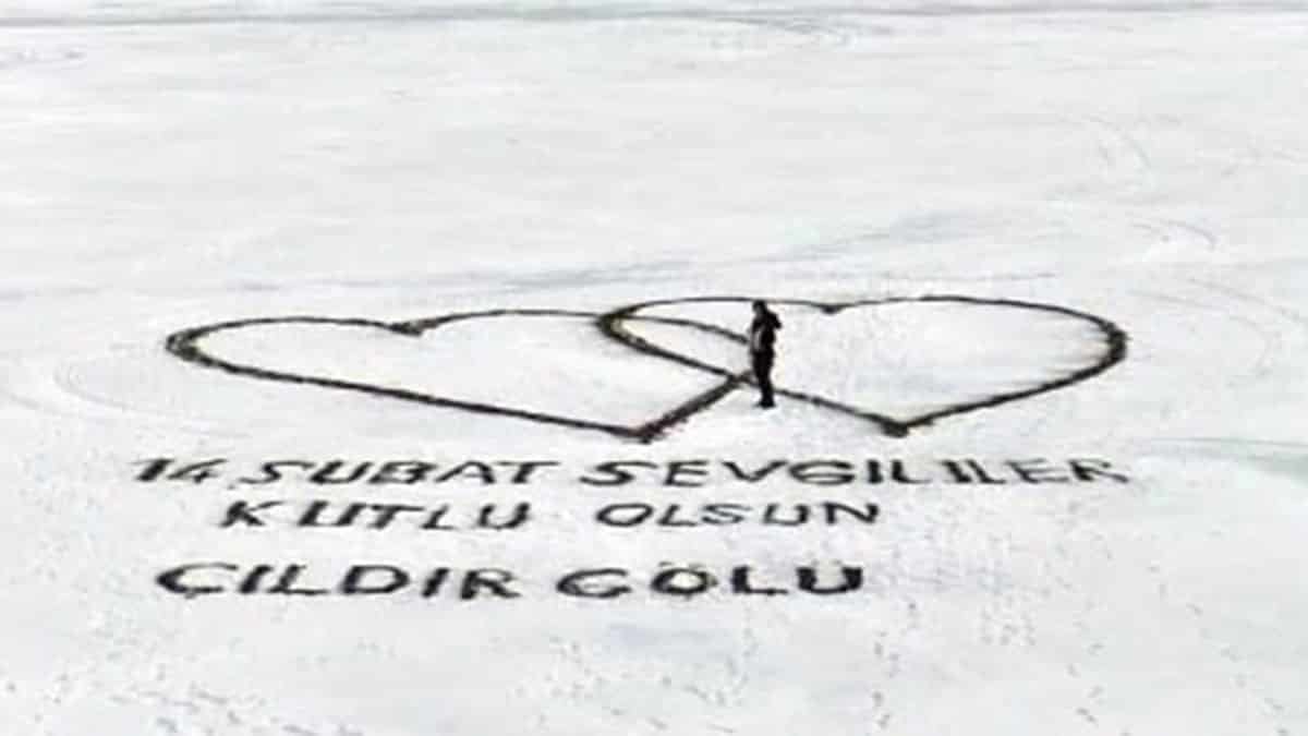 Çıldır Gölü'ne Sevgililer Günü için kalp