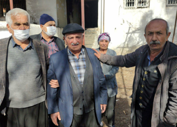 Evleri yakılan aile yetkililerden yardım istedi