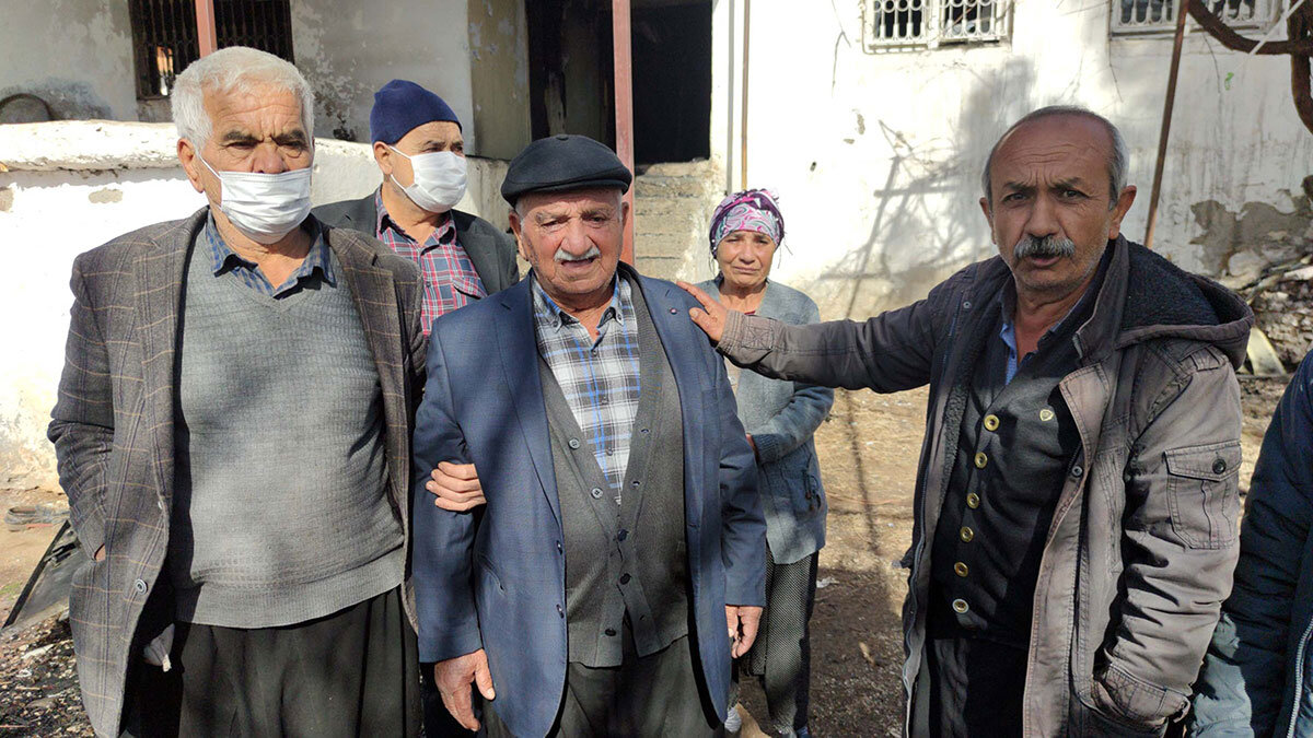 Evleri yakılan aile yetkililerden yardım istedi • Haberton