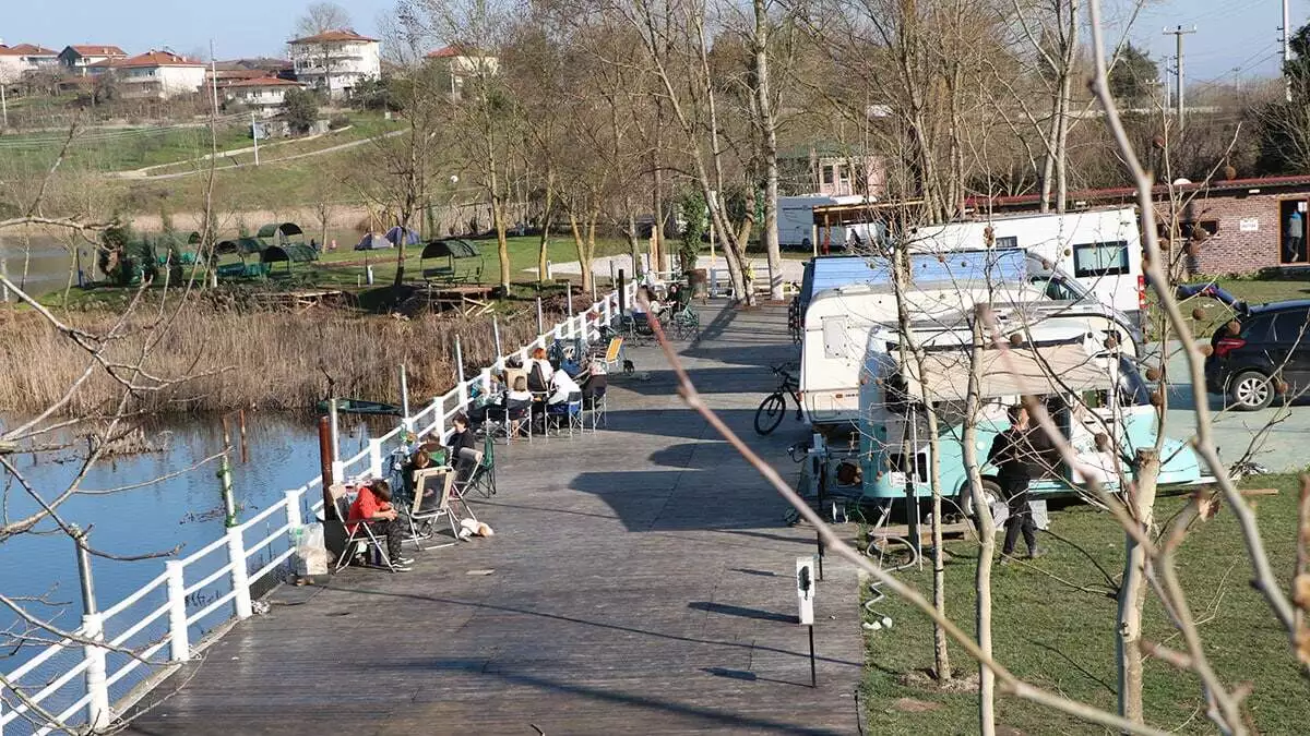 Karavan tutkunları hafta sonunu poyrazlar gölü’nün yanında bulunan kamp alanına gelerek manzara eşliğinde eşsiz doğanın keyfini çıkarıyor.