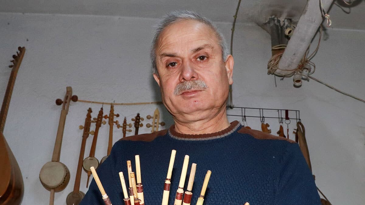 Burdurlu 'Yaşayan İnsan Hazinesi' ödüllü sipsi sanatçısı Mehmet Bedel (57), evinin altındaki atölyede su kamışını 5 dakikada sipsi haline getiriyor.