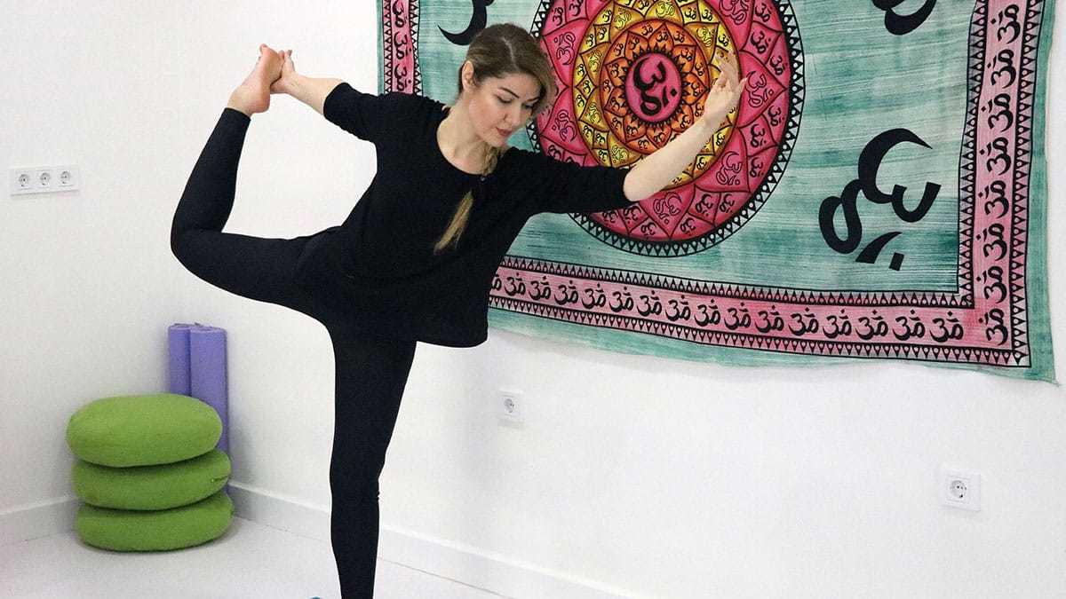 Tatile geldiği Alanya'da yoga eğitmenliği yapıyor