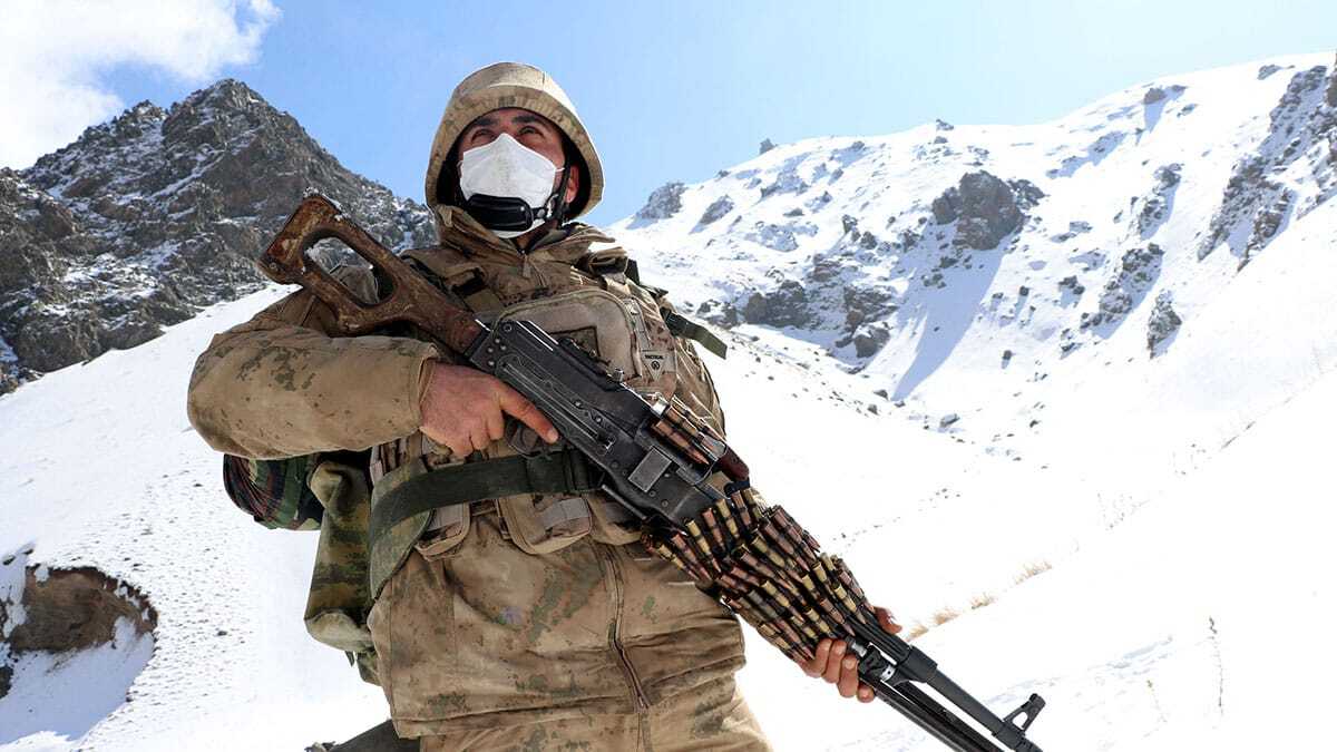 Van'da, İl Jandarma Komutanlığı bünyesinde 1996'da kurulan 'Şimşekler Taburu'nda görevli güvenlik güçleri, omuz omuza vererek, yaz kış demeden operasyonları aralıksız sürdürüyor.