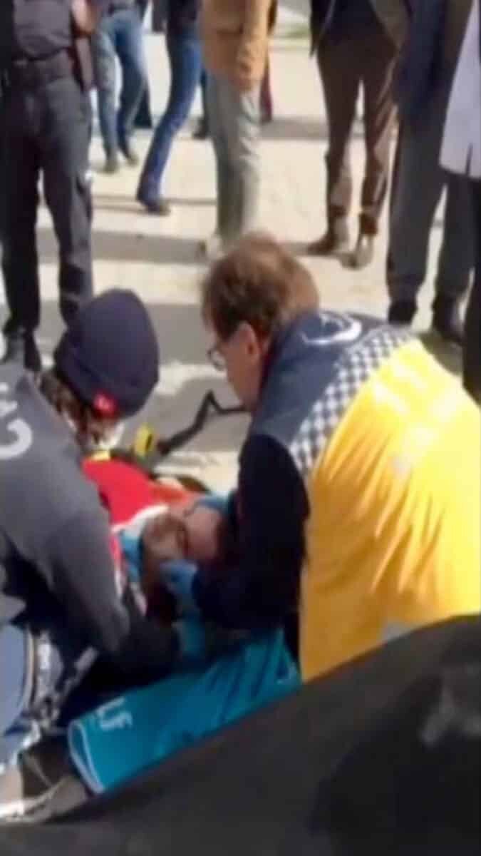 Feci kaza; ters şeride giren kamyonet 4 kişiyi ağır yaraladı