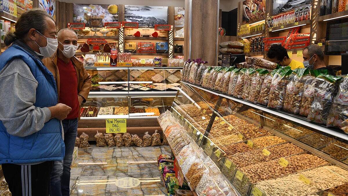 Ambalajlı gıdanın hijyenik koşullarda üretildiğini söyleyen Menlik, "Başta tüketicinin sonra hem çevrenin hem kaynakların korunmasına esasta hizmet eden en önemli argümandır. Ne yazık ki pandemi gibi sonuçları ağır olan bir sebeple bunu öğrendik ama tüketici baktığı zaman en güvenilir seçenek elbette ambalajlı gıdadır.