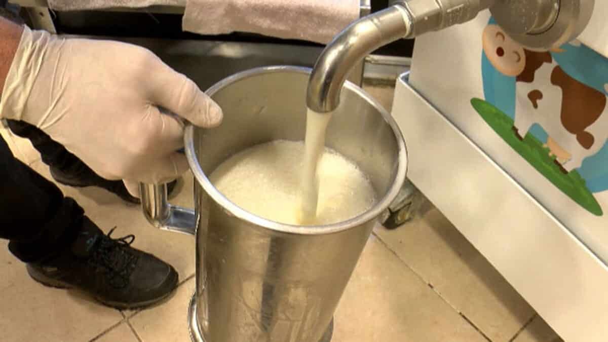 Menlik, "İşletmelerde son derece yüksek hijyen standartları uygulanıyor. Tüketici için en güvenilir seçenek ambalajlı gıdadır" dedi.