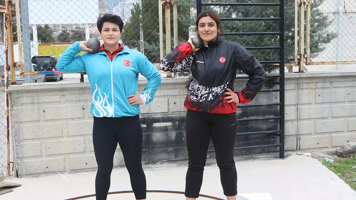 Tokat'ta, 2'si de 17 yaşında olan büşra hatun ekinci ve zeynep hilal adıgüzel'in hedefi dünya şampiyonası'nda birinci olmak.