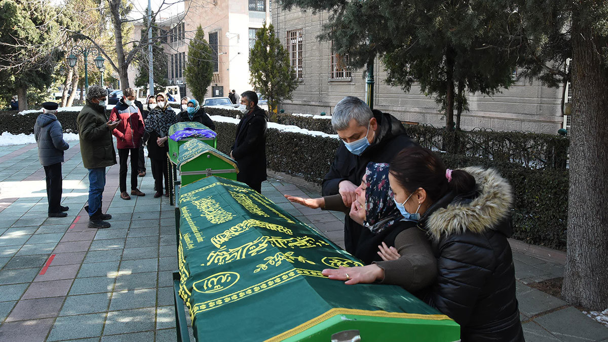 Eskişehir’de evlerinde bıçaklanarak öldürülmüş halde bulunan Tokkal ailesi son yolculuklarına uğurlanıyor. Asri Mezarlığı’nda toprağa verilecekler.