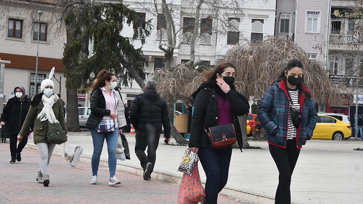 Vaka sayılarının arttığı Edirne'de bir belde ile Kırklareli'nin Lüleburgaz ilçesinde bir apartman karantinaya alındı.
