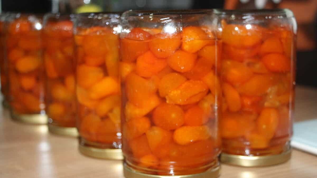 Çetin, Ülkemizde çokça tüketilen kumkat ile haftalık 400 ile 500 kilo arasında reçel ürettiklerini belirtti.