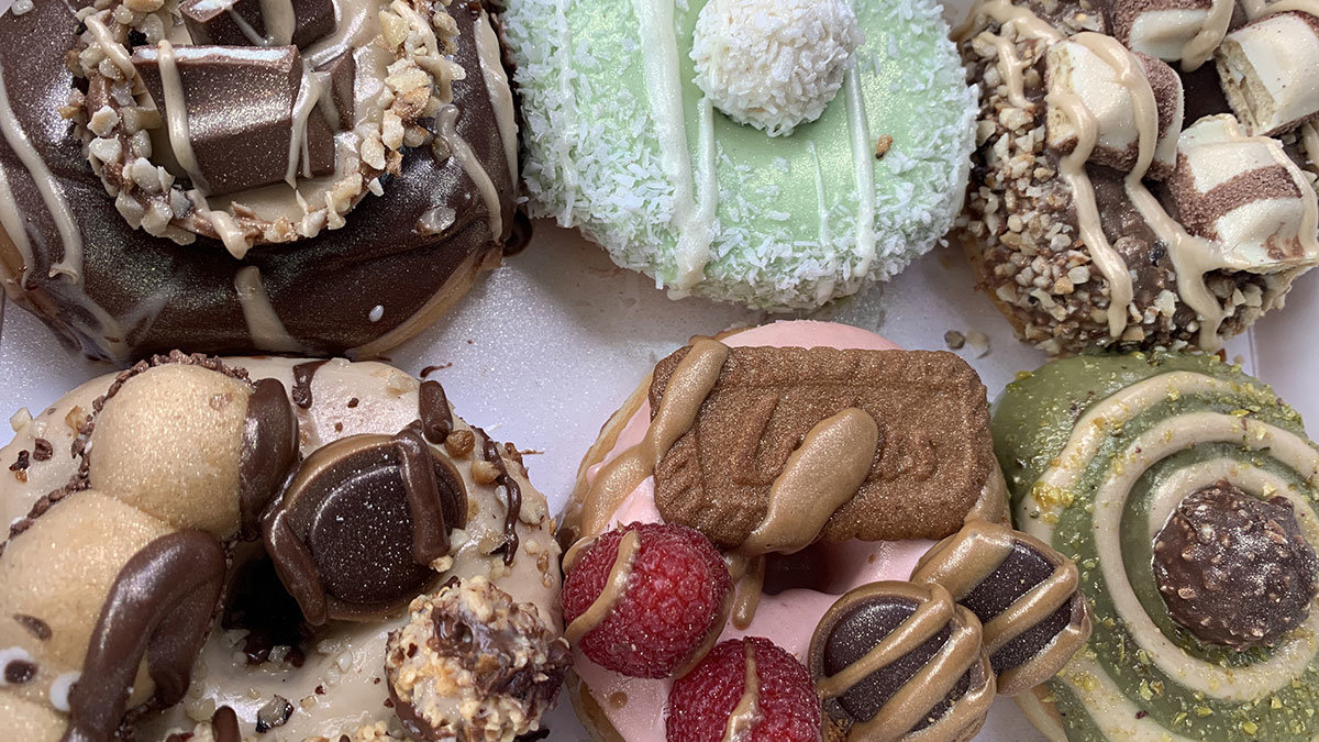 Türk gurbetçi Enes Şeker, küçük bir dükkanla başladığı donut satışını, Avrupa'daki 7 ülkede 135 şube açarak donut imparatoru oldu.