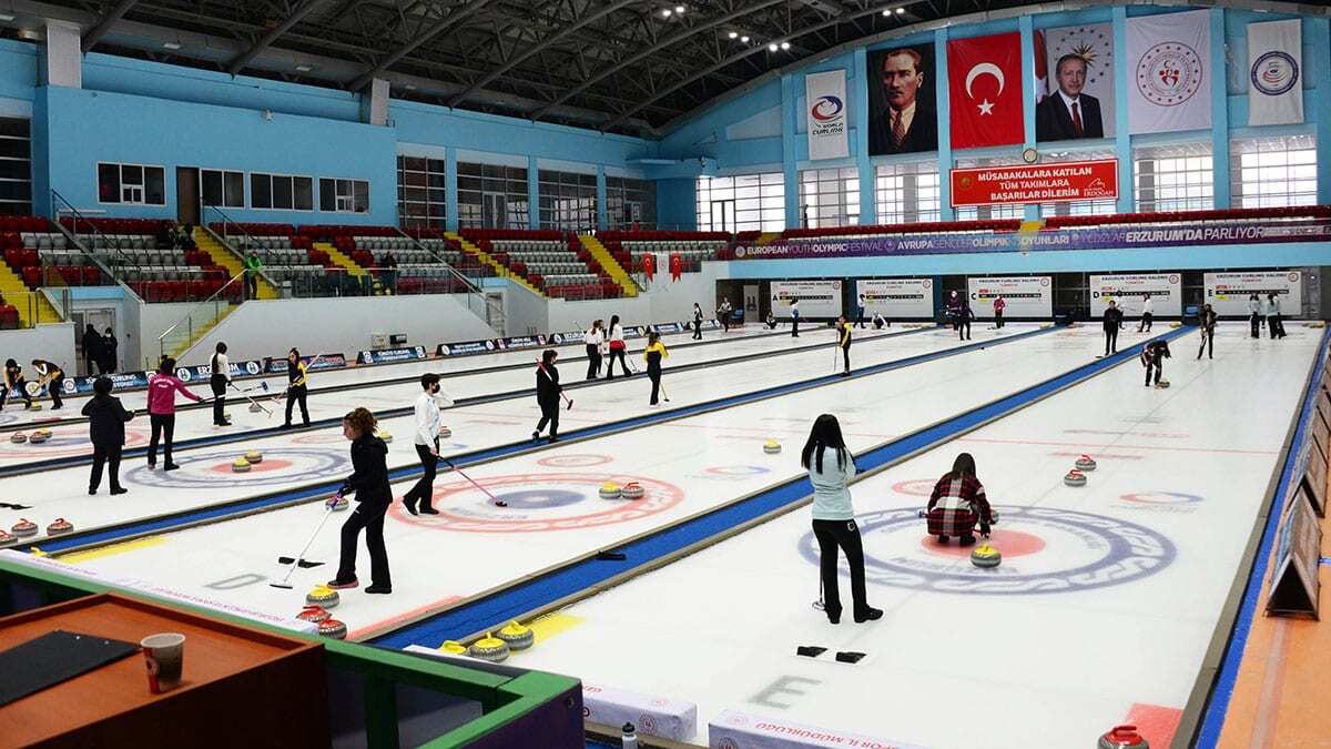 Erzurum curling salonun’da düzenlenen türkiye curling süper lig müsabakaları heyecan dolu anlara sahne oluyor.