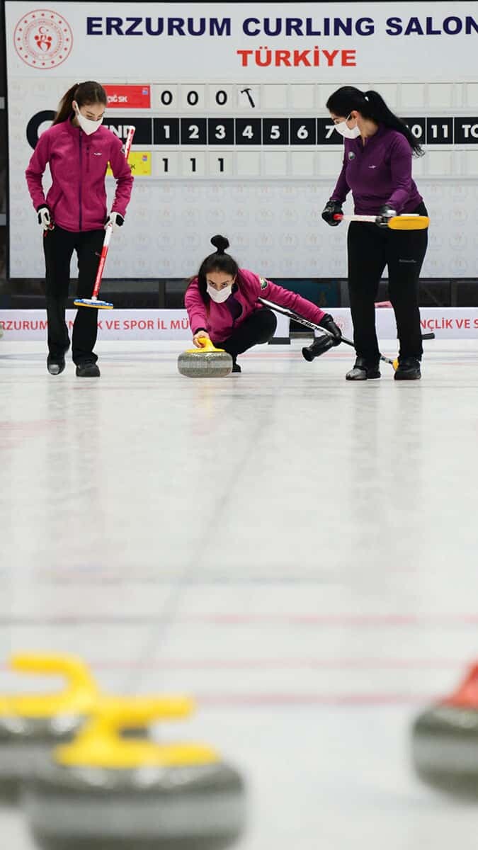Curling Süper Lig müsabakaları heyecan dolu