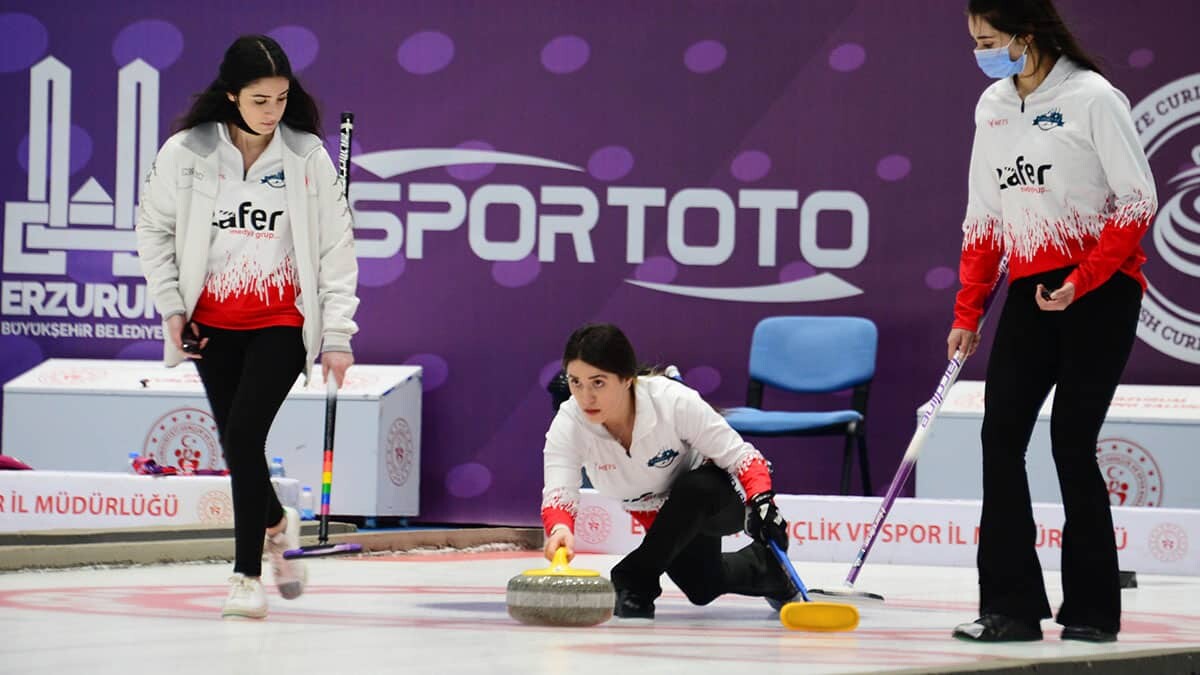 Curling Süper Lig müsabakaları heyecan dolu