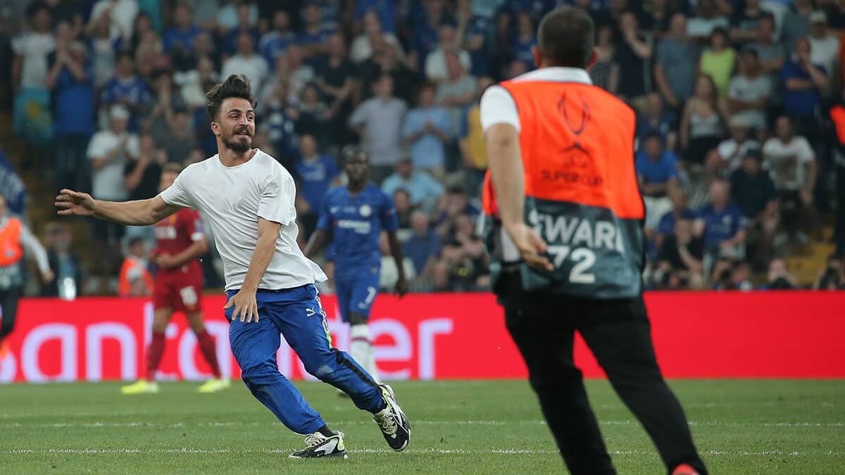 Sahaya atlayan Youtuber'a 1 yıl 8 ay hapis