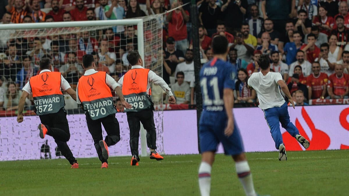 Sahaya atlayan Youtuber'a 1 yıl 8 ay hapis