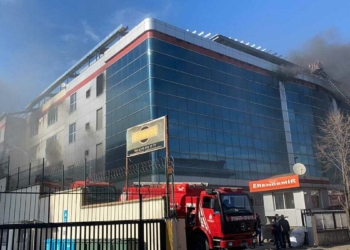 Ümraniye'de ev eşyası üretilen fabrikada yangın