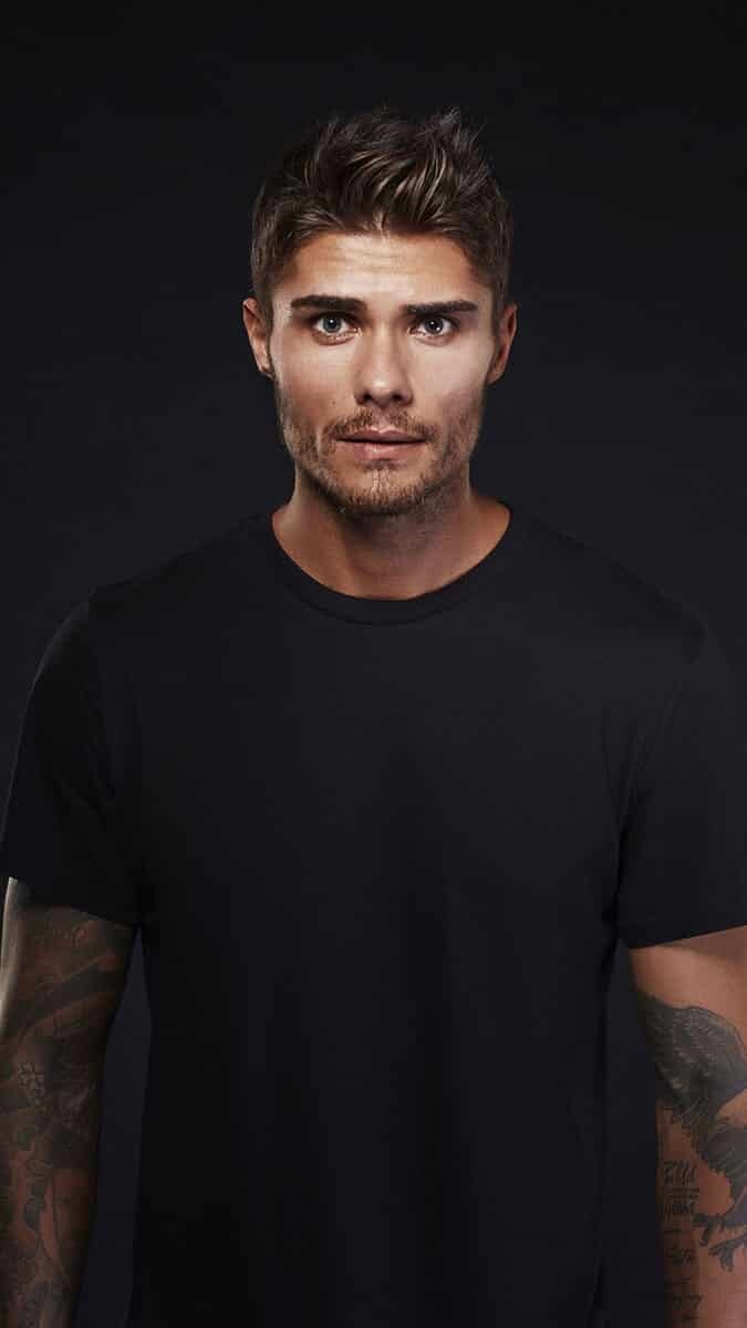 Ünlü isimler kendi tasarladıkları eğlenceli kostümlerle, buz gibi suyla dolu havuza en havalı atlayışı yaparak jüriyi etkilemeye çalışacak.