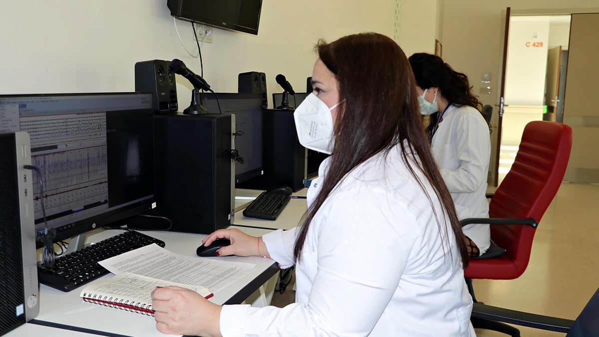 Kameralarla hareketleri gözlenerek bilgisayarlar aracılıyla verileri kaydedilen hastaların en çok horlama şikayetiyle başvurduklarını ifade eden Nöroloji Uzmanı Dr. Özlem Şahin, "Hastalar kendi istekleri ile değil eşlerinin zoruyla geliyorlar. - Uyku bozukluğu yaşayanlar 24 saat boyunca izleniyor