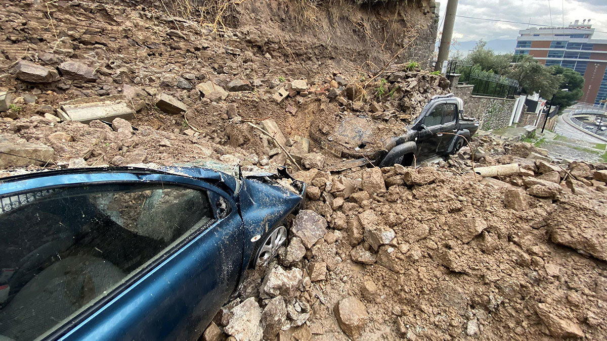 Mimar ve Mühendisler Grubu İzmir Şubesi Yönetim Kurulu Üyesi İnşaat Mühendisi Ethem Tatar, İzmir'deki sel baskınlarının sebebinin yanlış yapılaşma olduğunu söyledi.